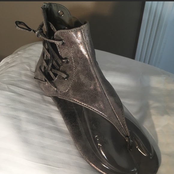 LAST PAIR! NWT Pierre Dumas Silver Tone Sandals HP - Picture 5 of 8